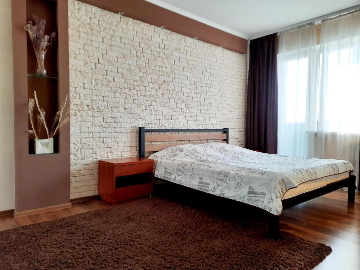Староярмаркова С Видом На Парк И Реку Kryvyi Rih Exterior photo